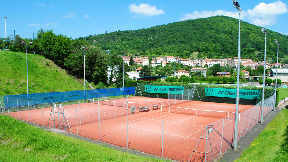 Photo des courts de tennis extérieurs de Volvic