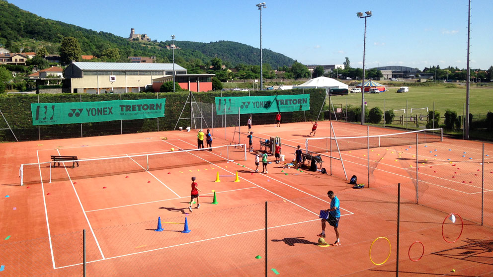Photo d'un cours de l'école de tennis de Volvic